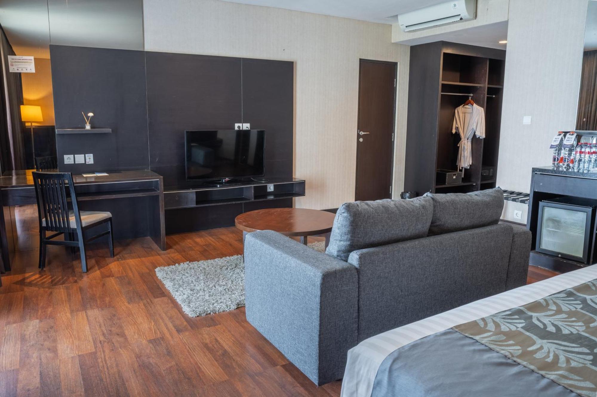 เอสเตรลลาร์ โฮเต็ล แอนด์ คอนเฟอเรนซ์ Hotel ลูวุก ภายนอก รูปภาพ