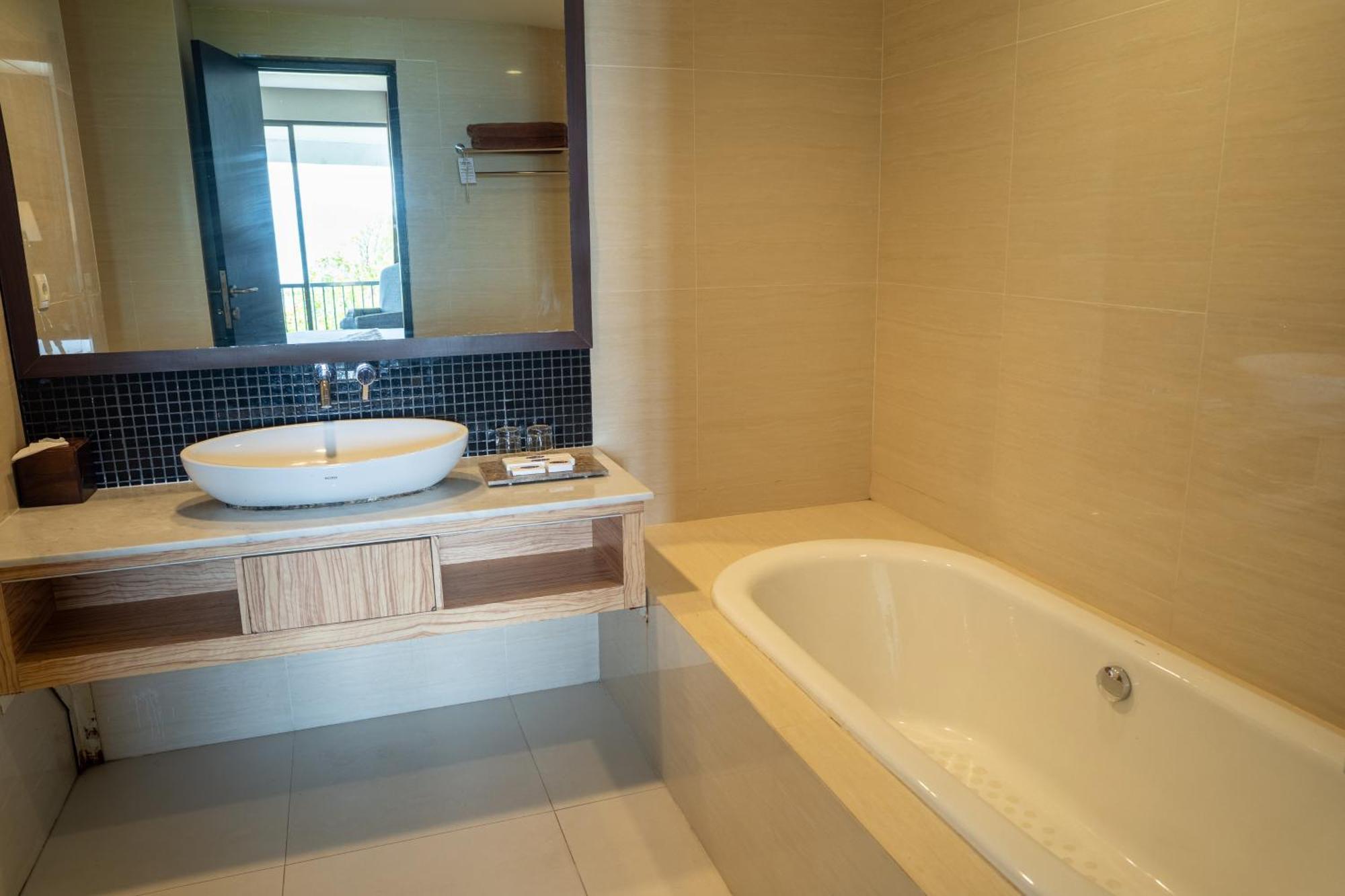 เอสเตรลลาร์ โฮเต็ล แอนด์ คอนเฟอเรนซ์ Hotel ลูวุก ภายนอก รูปภาพ