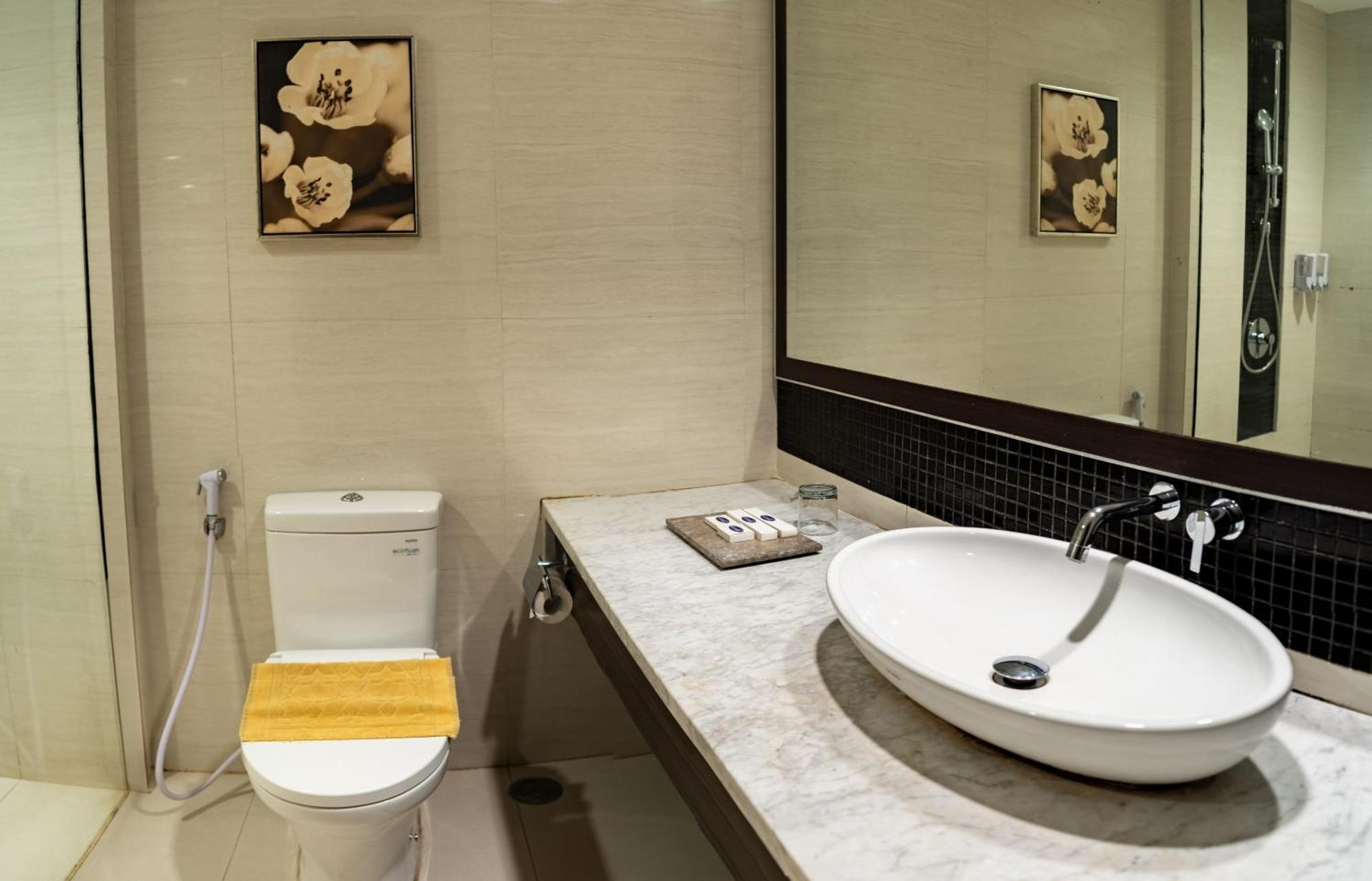 เอสเตรลลาร์ โฮเต็ล แอนด์ คอนเฟอเรนซ์ Hotel ลูวุก ภายนอก รูปภาพ