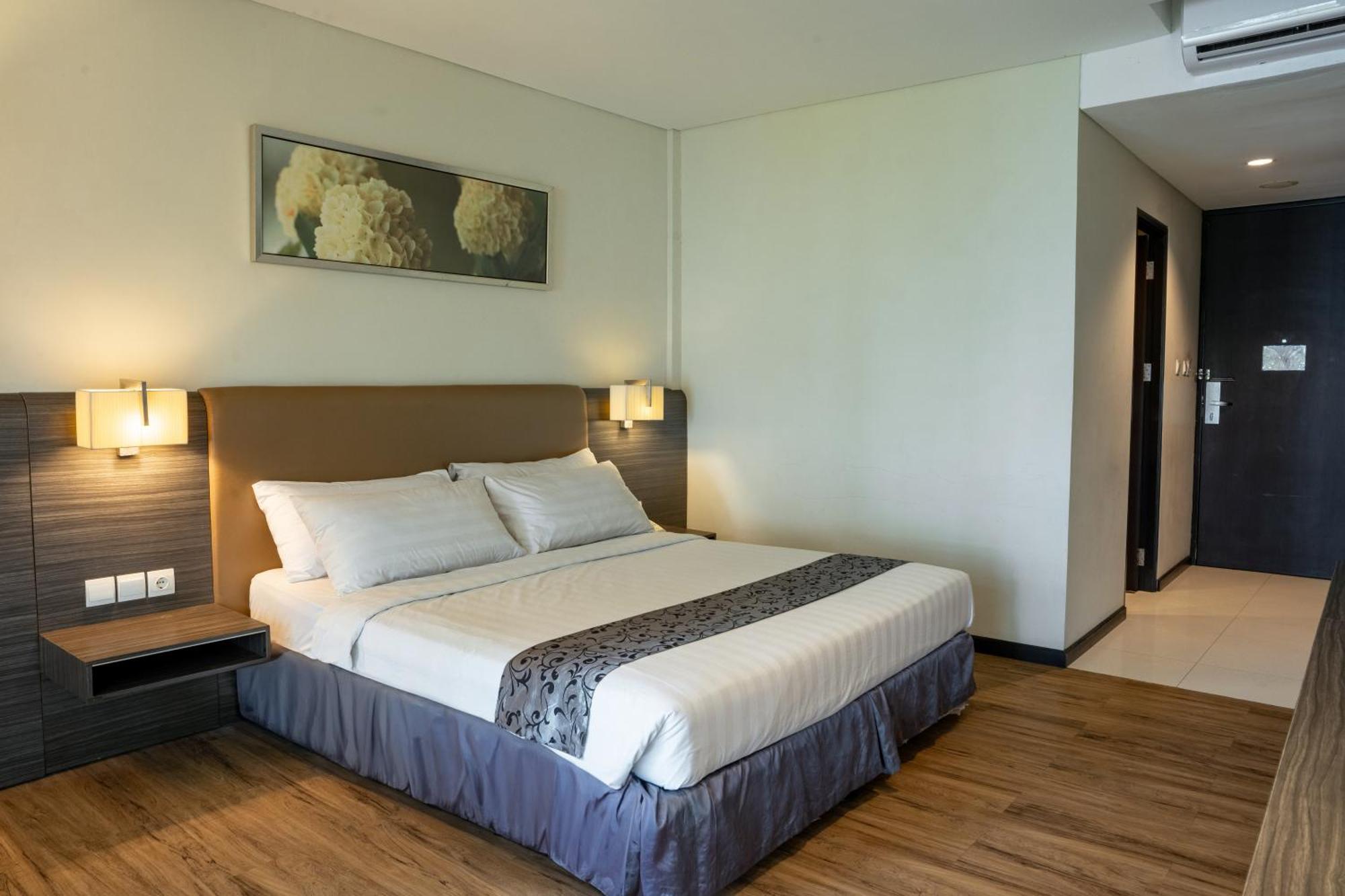 เอสเตรลลาร์ โฮเต็ล แอนด์ คอนเฟอเรนซ์ Hotel ลูวุก ภายนอก รูปภาพ